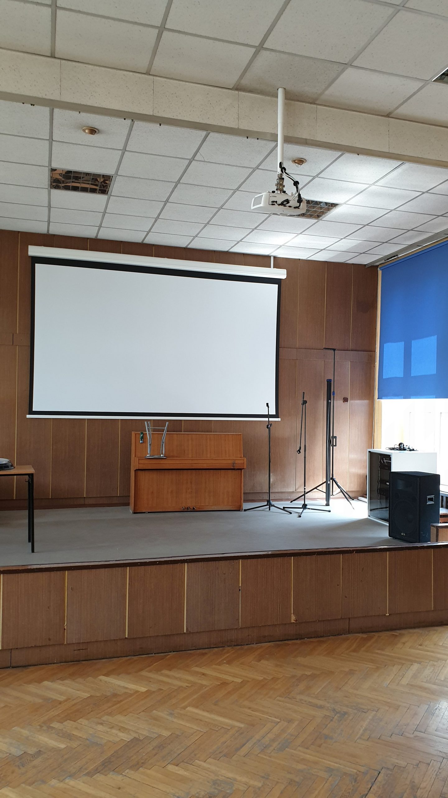 Katowice, SP 1. Wykonanie sieci LAN w salach szkolnych, montaż ekranu projekcyjnego, projektora wraz z urządzeniem sterującym oraz modernizacja nagłośnienia.